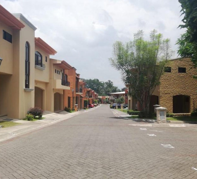 Casa en Condo con Piscina en Brasil de Mora, Santa Ana