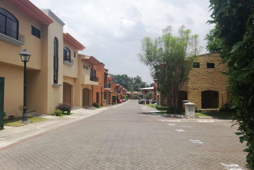 Casa en Condo con Piscina en Brasil de Mora, Santa Ana