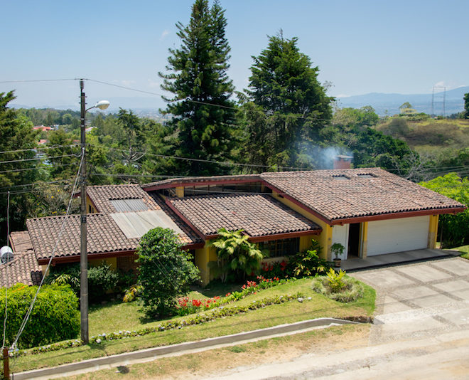 Laura Arias 8384 7748 / 2273 48 56 Laura Arias del Cristo de Sabanilla 3 km al este, hasta llegar a la Iglesia de San Ramón de Tres Ríos, de allí 800 mts al norte en Residencial Los Jaules. La ultima casa a mano izquierda, color amarilla con portón eléctrico blanco y con techo de teja.