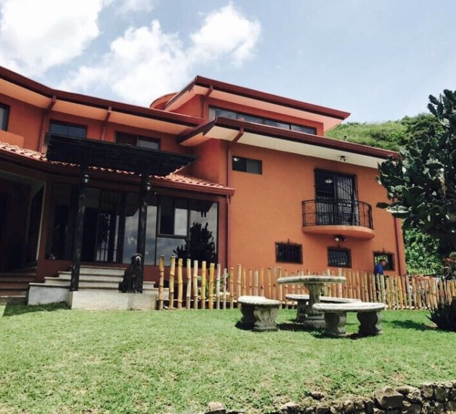 Residencia Con Jardin Grande En Piedades Santa Ana