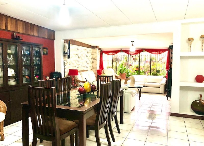 Linda Casa De Una Planta En Guadalupe Goicoechea