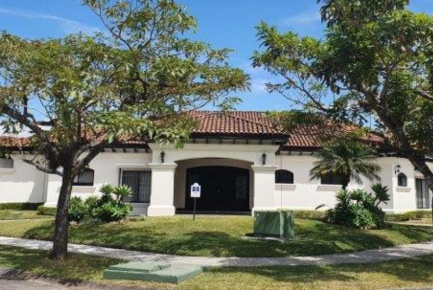 Casa Estilo Colonial De Una Planta En Lindora Santa Ana