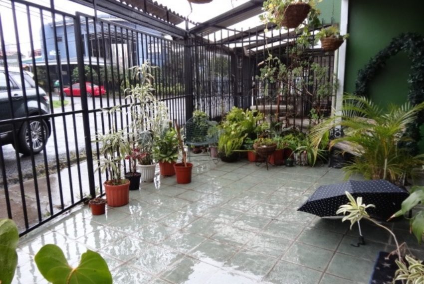 Casa De Dos Plantas en Yoses Sur Zapote