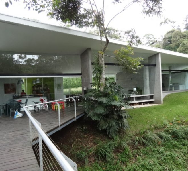 Casa Bosque de Estilo Contemporáneo en San Ramón Tres Ríos