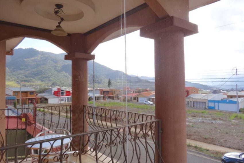 Casa Dos Plantas en Residencial con Seguridad En Tres Ríos Cartago.
