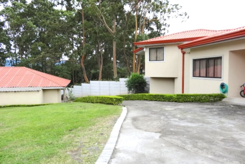 Terreno Con Dos Casas Con Vista Al Bosque En Granadilla Curridabat