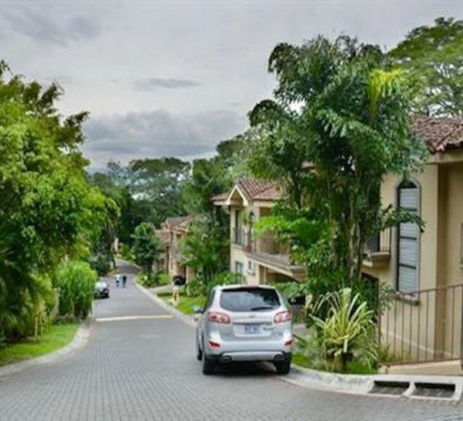 Linda Townhouse En Condominio En Brasil De Mora Santa Ana