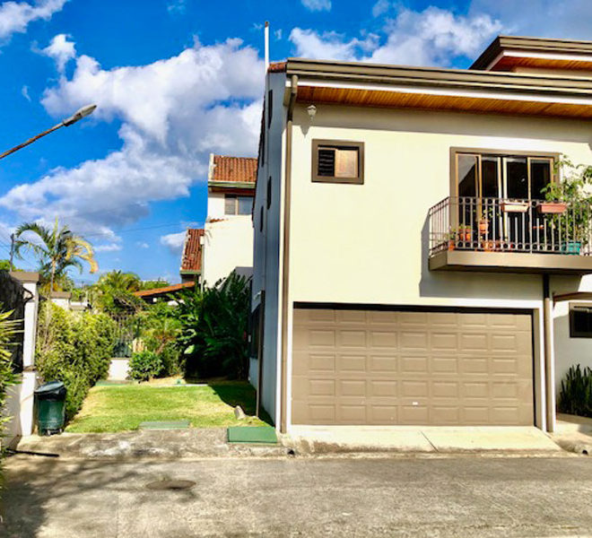 Casa de Tres Niveles en Guayabos, Curridabat, San José