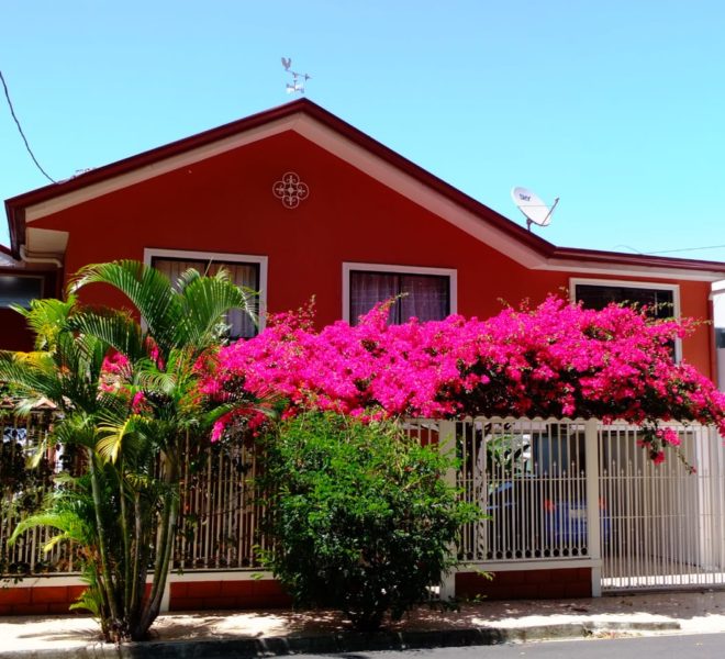 Casa En La Colina De Curridabat Con Vista