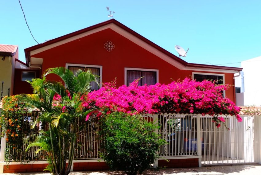 Casa En La Colina De Curridabat Con Vista