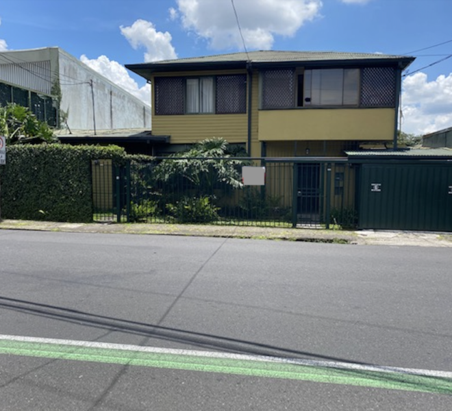 CASA CON USO DE SUELO COMERCIAL EN SAN PEDRO MONTES DE OCA