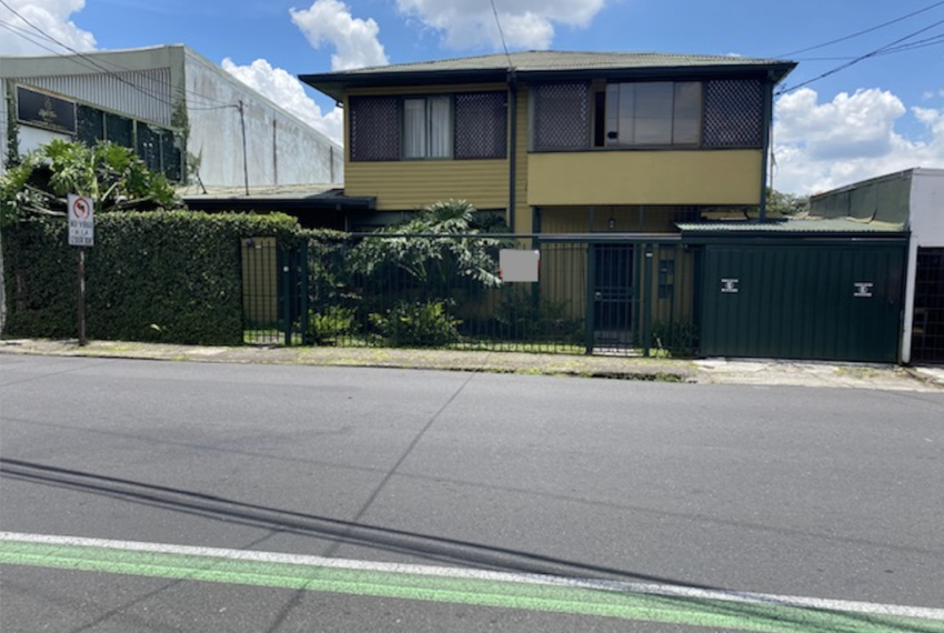 CASA CON USO DE SUELO COMERCIAL EN SAN PEDRO MONTES DE OCA