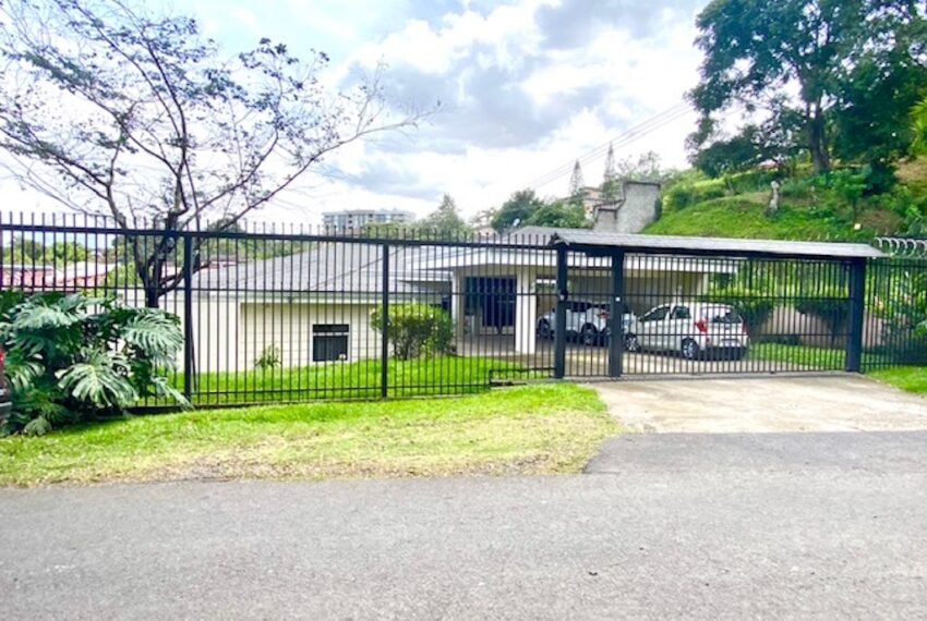 Residencia Una Planta Con Desniveles En San Rafael Escazu